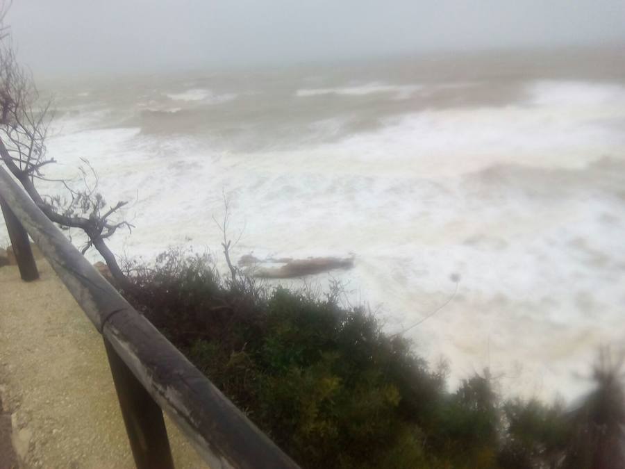 El temporal en el mar destroza paseos y calles en varios municipios de la Comunitat