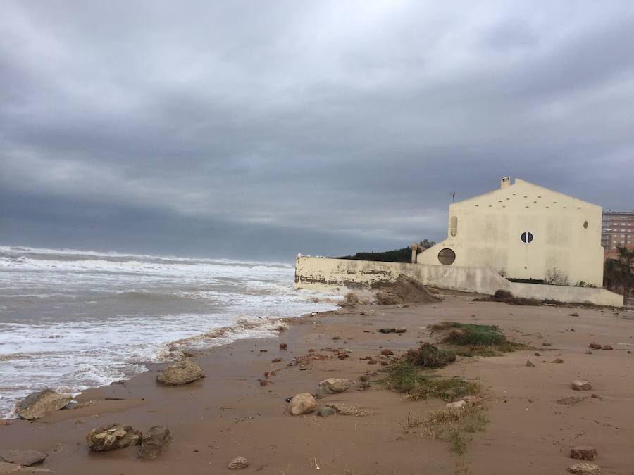 El temporal en el mar destroza paseos y calles en varios municipios de la Comunitat