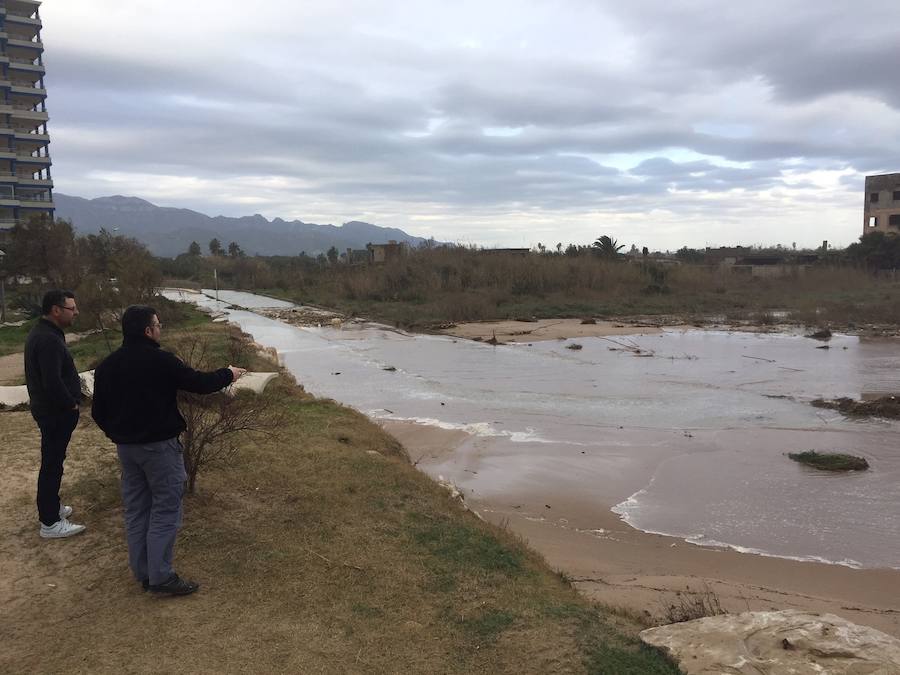 El temporal en el mar destroza paseos y calles en varios municipios de la Comunitat