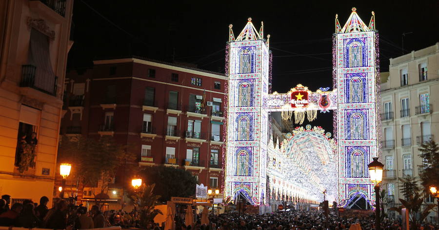 Los barrios de Valencia se iluminan durante las fiestas falleras.