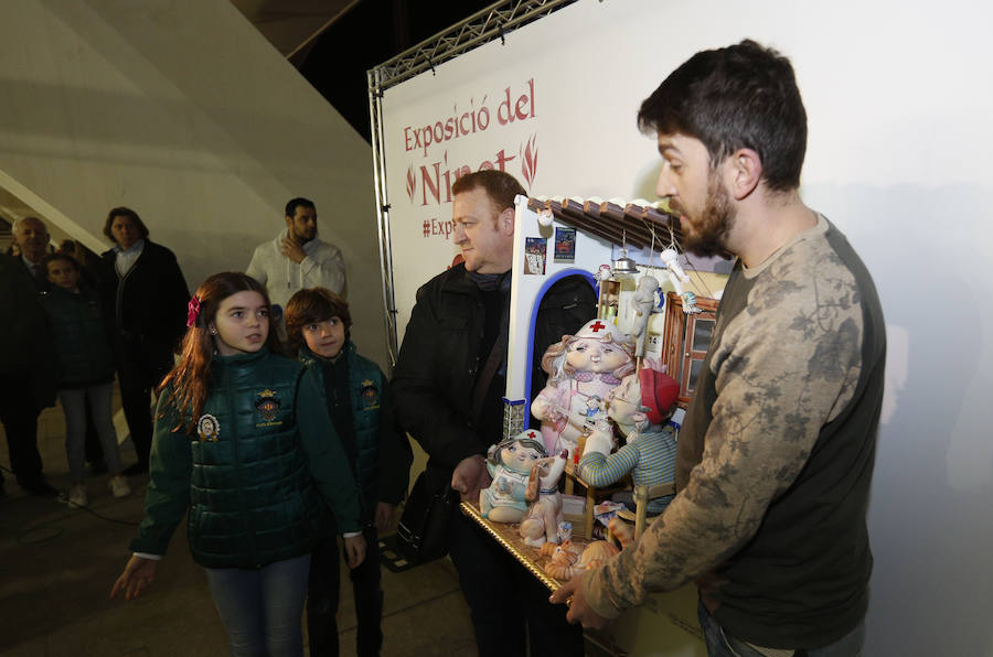 Fotos de los ninots llegando a la Exposición del Ninot 2017