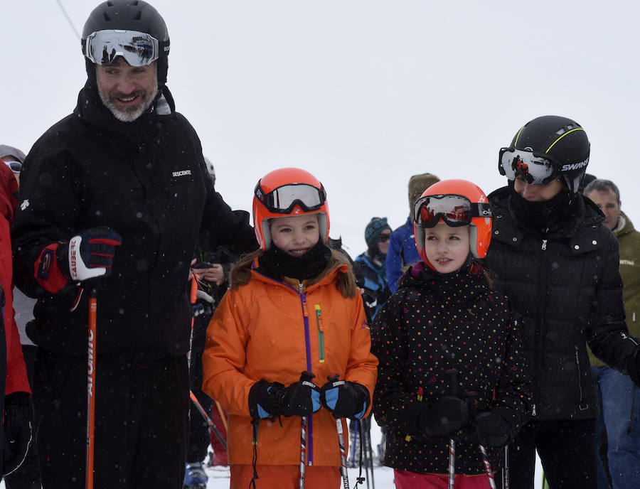 Fotos de la Familia Real durante su jornada de esquí en Astún