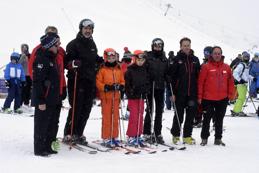 Fotos de la Familia Real durante su jornada de esquí en Astún