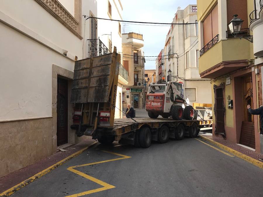 Un tráiler queda encajado en el centro de Benitatxell y colapsa el tráfico