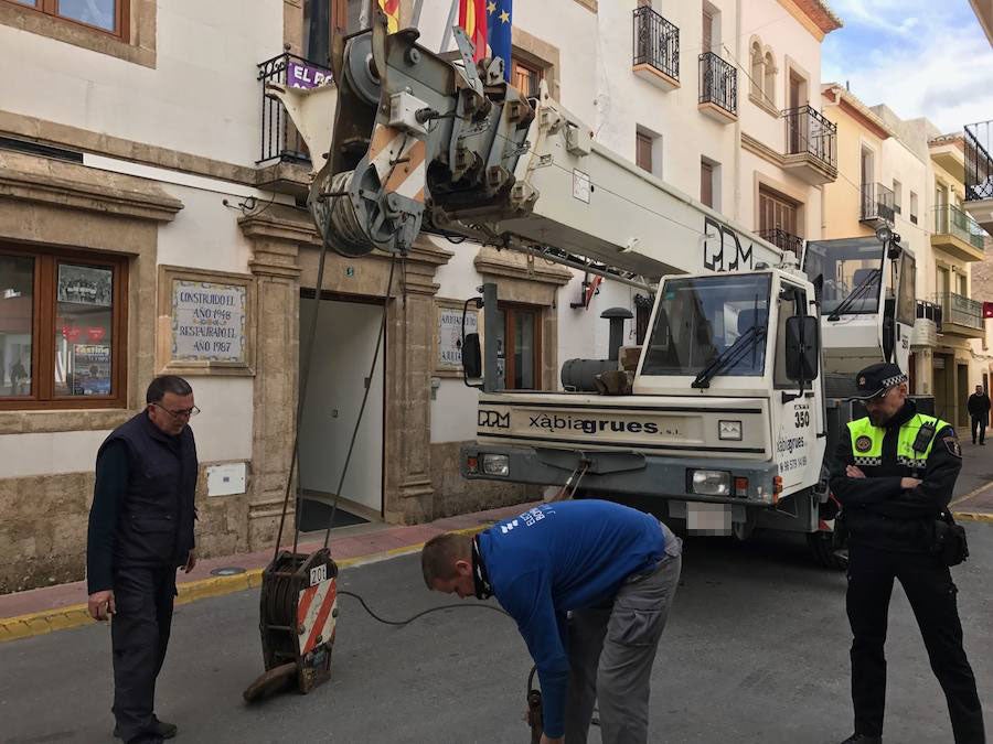 Un tráiler queda encajado en el centro de Benitatxell y colapsa el tráfico