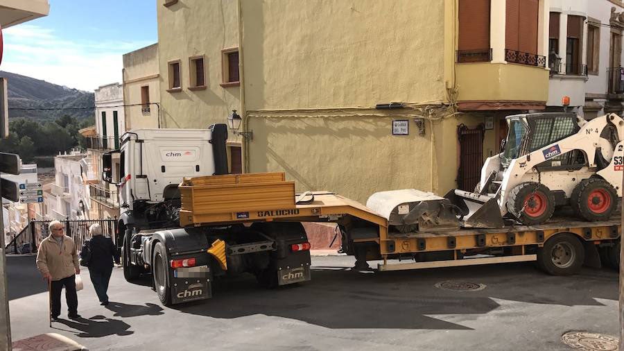 Un tráiler queda encajado en el centro de Benitatxell y colapsa el tráfico