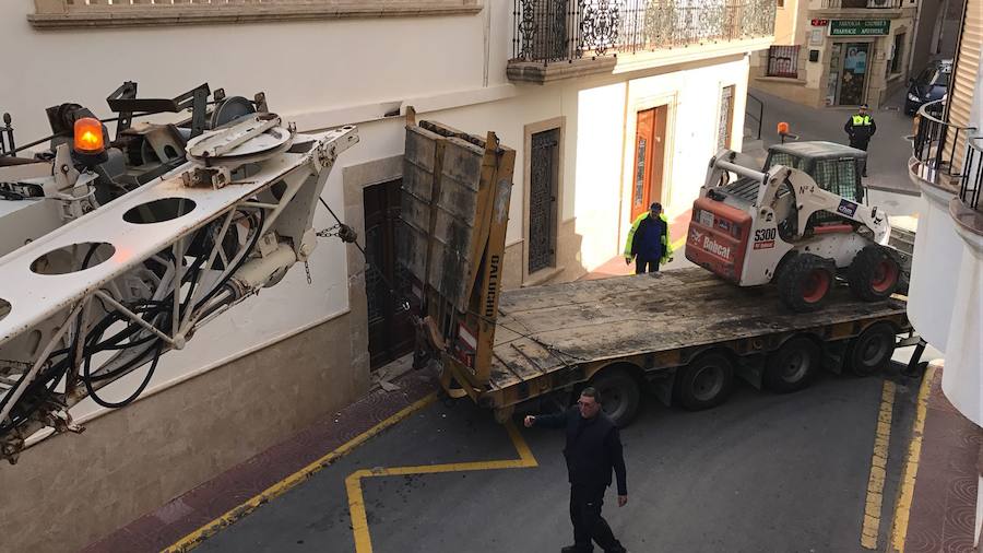 Un tráiler queda encajado en el centro de Benitatxell y colapsa el tráfico