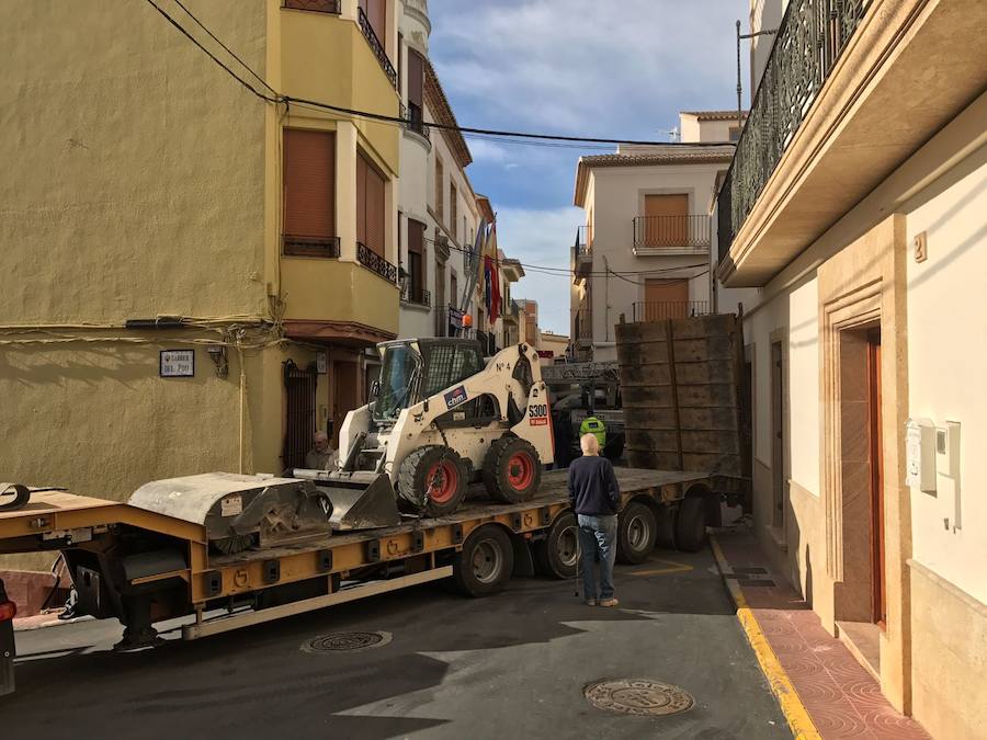 Un tráiler queda encajado en el centro de Benitatxell y colapsa el tráfico