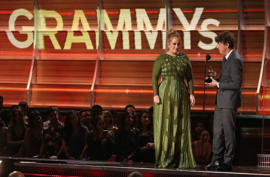 La artista británica Adele ha sido la gran triunfadora de la noche con cinco premios Grammy, entre ellos el de mejor álbum y mejor canción.