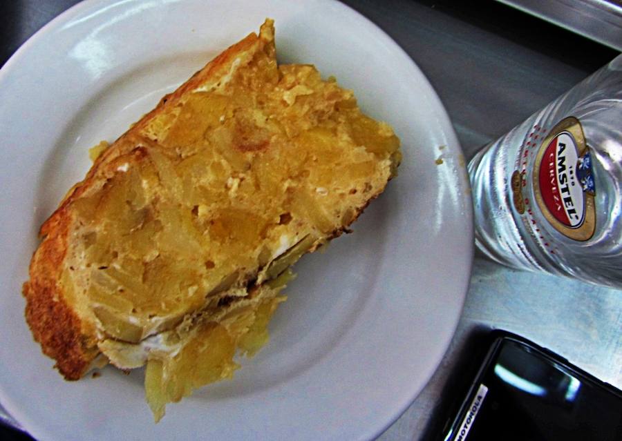 Tapa de tortilla en el Bar Alhambra