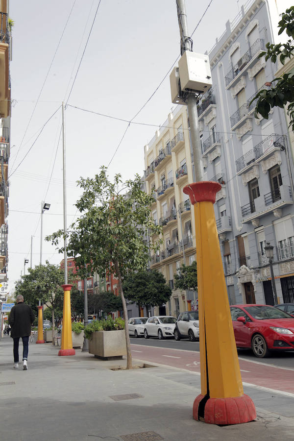 Fotos de los postes para la iluminación fallera en la calle Puerto Rico de Valencia