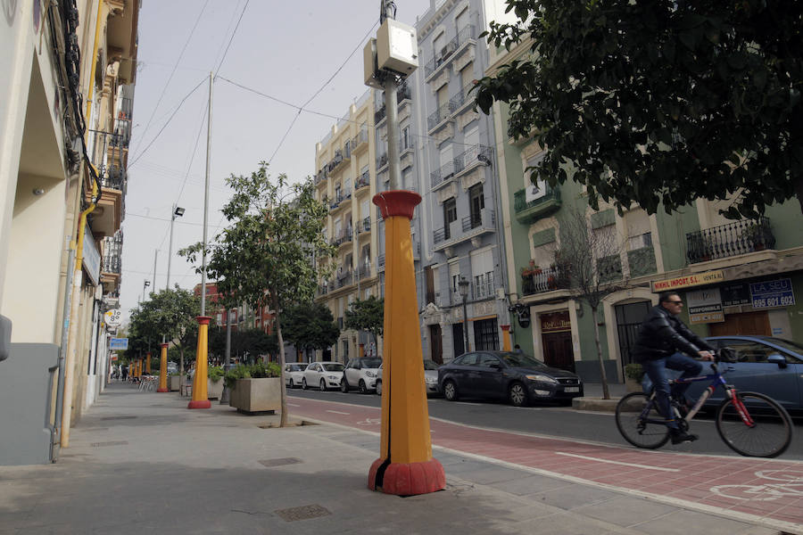 Fotos de los postes para la iluminación fallera en la calle Puerto Rico de Valencia