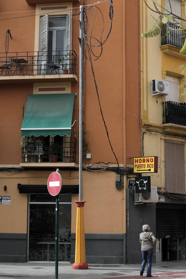 Fotos de los postes para la iluminación fallera en la calle Puerto Rico de Valencia