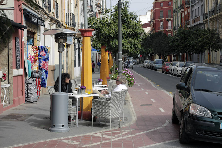 Fotos de los postes para la iluminación fallera en la calle Puerto Rico de Valencia