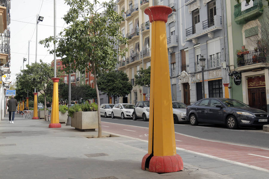 Fotos de los postes para la iluminación fallera en la calle Puerto Rico de Valencia