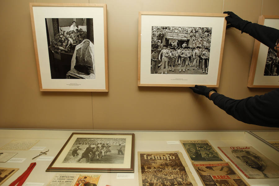 Fotos de la exposición dedicada al torero Manolete en el Ateneo Mercantil de Valencia