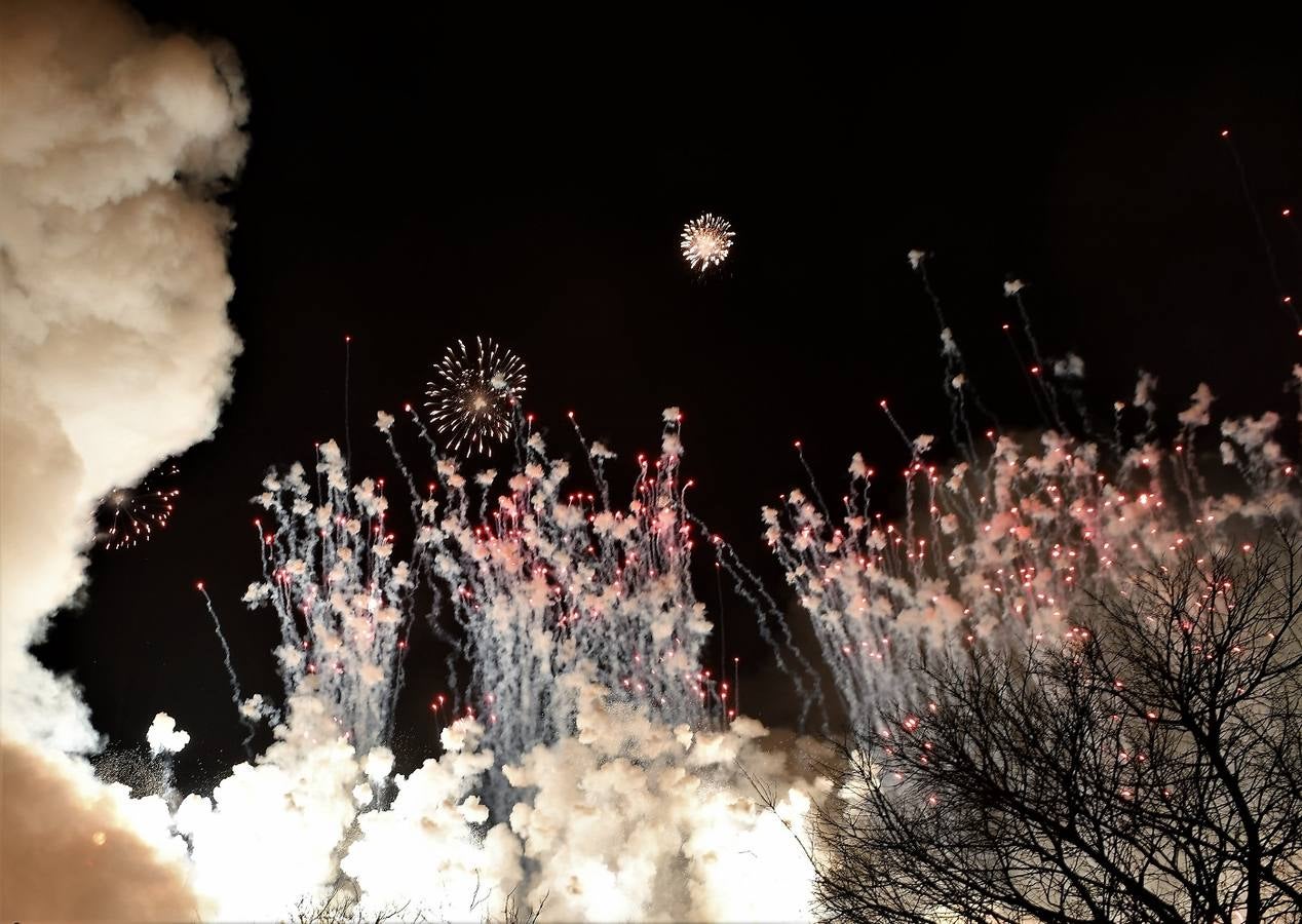 Fotos de la mascletà vertical &#039;Amstel Nit de l&#039;Espolín&#039;