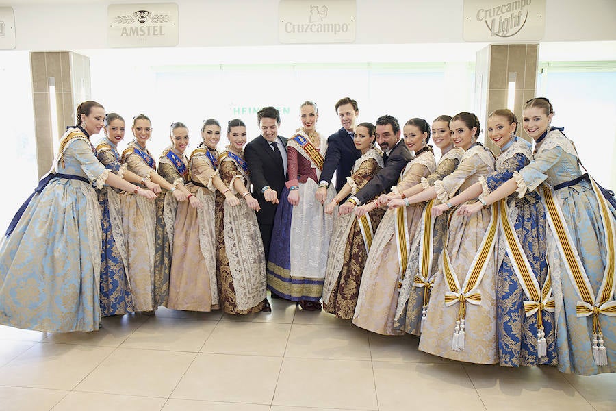 Fotos de la visita de Raquel Alario, fallera mayor de Valencia y su corte de honor a la fábrica de Amstel