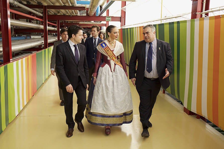 Fotos de la visita de Raquel Alario, fallera mayor de Valencia y su corte de honor a la fábrica de Amstel