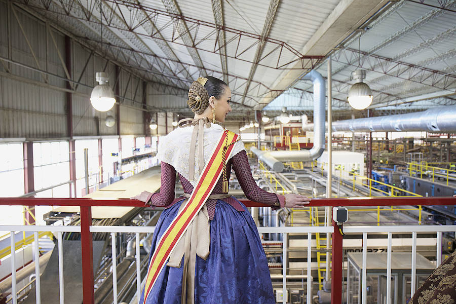 Fotos de la visita de Raquel Alario, fallera mayor de Valencia y su corte de honor a la fábrica de Amstel