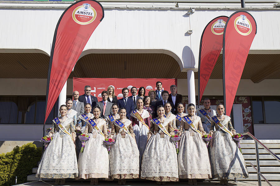 Fotos de la visita de Raquel Alario, fallera mayor de Valencia y su corte de honor a la fábrica de Amstel