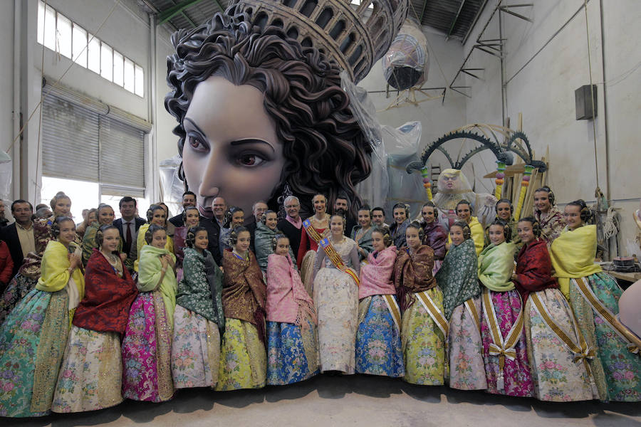 Fotos de la visita de las falleras mayores de Valencia a la Ciudad del Artista Fallero