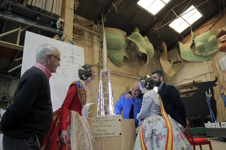 Fotos de la visita de las falleras mayores de Valencia a la Ciudad del Artista Fallero