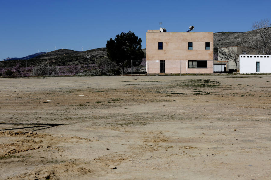 Alcublas. El albergue, rodeado por un inhóspito campo de fútbol, no tiene camas; sí algún cristal roto y desconchones.