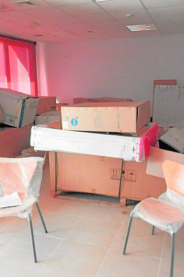 Alginet. Una sala repleta de cajas amontonadas y muebles estaba destinada a los inmigrantes.