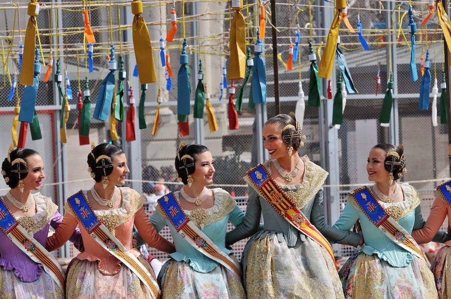 Fallas 2017 | Búscate en las fotografías de la mascletà de Ricardo Caballer en la plaza del Ayuntamiento