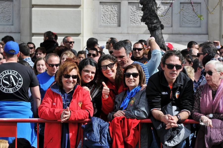 Fallas 2017 | Búscate en las fotografías de la mascletà de Ricardo Caballer en la plaza del Ayuntamiento