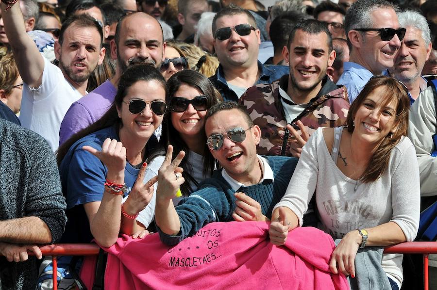 Fallas 2017 | Búscate en las fotografías de la mascletà de Ricardo Caballer en la plaza del Ayuntamiento