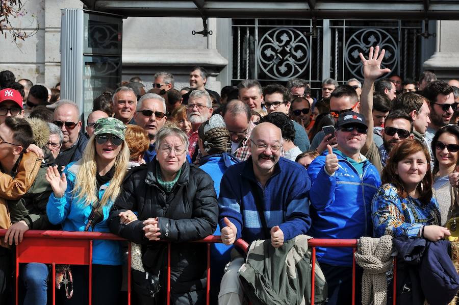 Fallas 2017 | Búscate en las fotografías de la mascletà de Ricardo Caballer en la plaza del Ayuntamiento