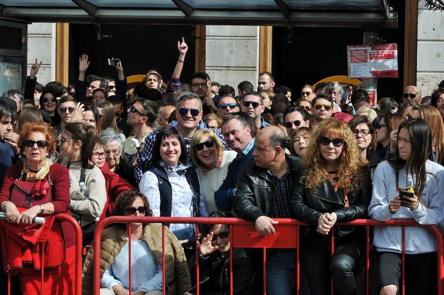 Fallas 2017 | Búscate en las fotografías de la mascletà de Ricardo Caballer en la plaza del Ayuntamiento