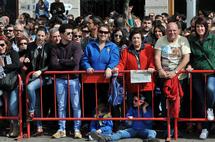 Fallas 2017 | Búscate en las fotografías de la mascletà de Ricardo Caballer en la plaza del Ayuntamiento