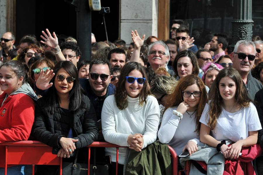 Fallas 2017 | Búscate en las fotografías de la mascletà de Ricardo Caballer en la plaza del Ayuntamiento