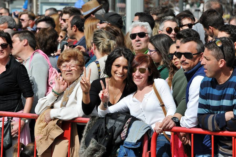 Fallas 2017 | Búscate en las fotografías de la mascletà de Ricardo Caballer en la plaza del Ayuntamiento