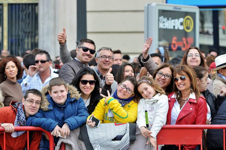 Fallas 2017 | Búscate en las fotografías de la mascletà de Ricardo Caballer en la plaza del Ayuntamiento