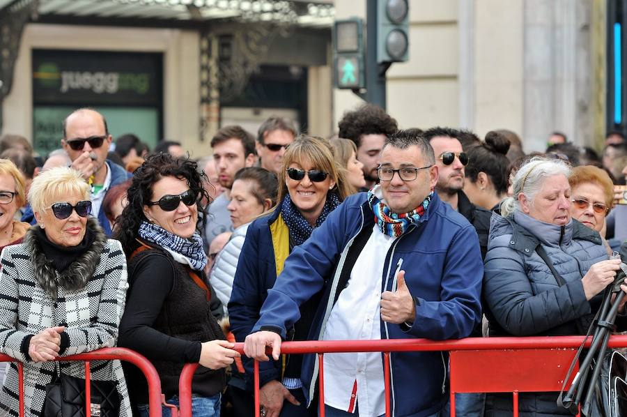 Fallas 2017 | Búscate en las fotografías de la mascletà de Ricardo Caballer en la plaza del Ayuntamiento