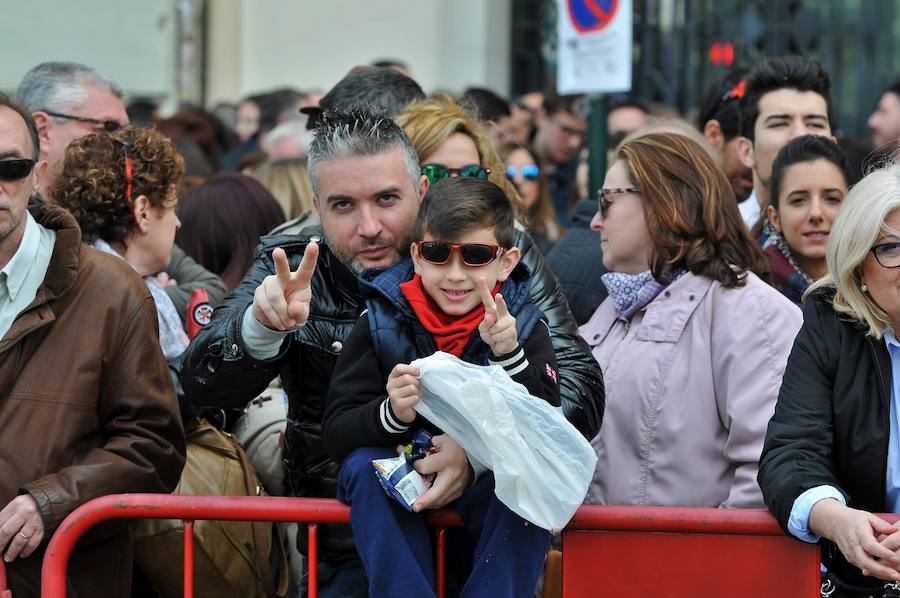 Fallas 2017 | Búscate en las fotografías de la mascletà de Ricardo Caballer en la plaza del Ayuntamiento