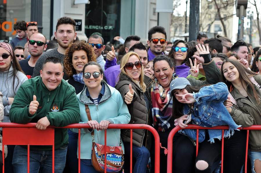 Fallas 2017 | Búscate en las fotografías de la mascletà de Ricardo Caballer en la plaza del Ayuntamiento