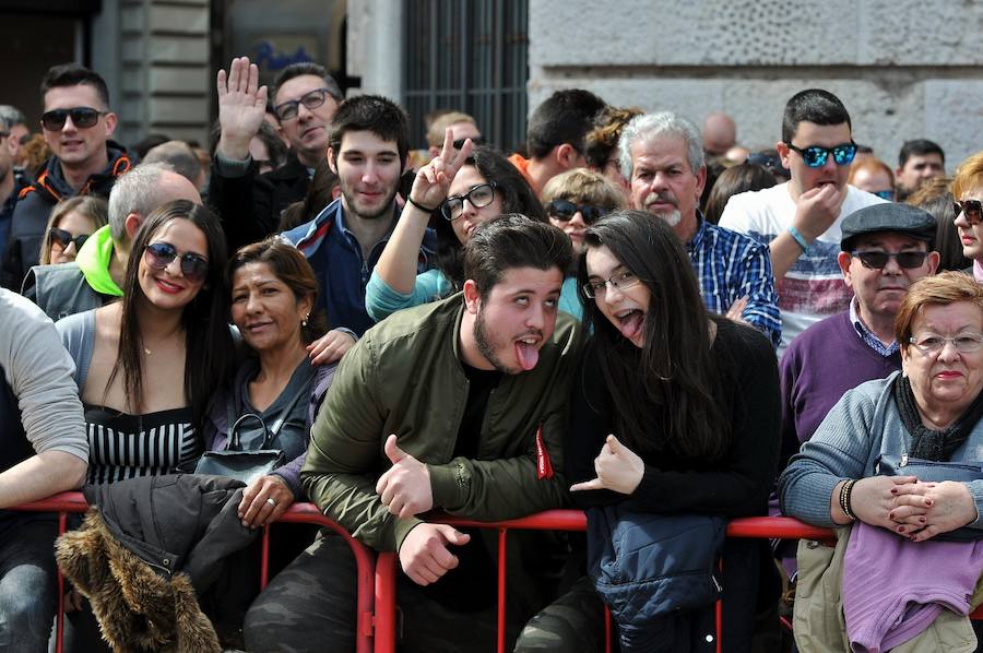 Fallas 2017 | Búscate en las fotografías de la mascletà de Ricardo Caballer en la plaza del Ayuntamiento