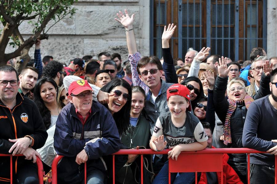 Fallas 2017 | Búscate en las fotografías de la mascletà de Ricardo Caballer en la plaza del Ayuntamiento