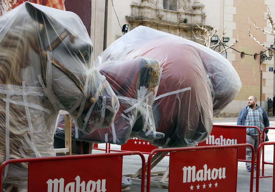 Fotos de los primeros ninots de las Fallas 2017 en las calles de Valencia