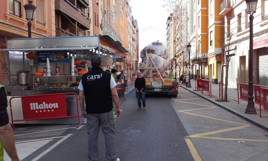 Fotos de los primeros ninots de las Fallas 2017 en las calles de Valencia