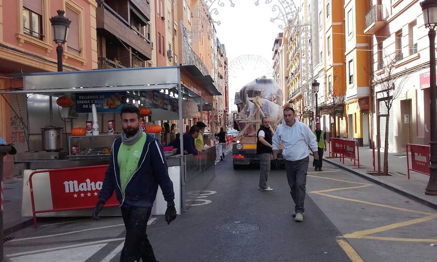 Fotos de los primeros ninots de las Fallas 2017 en las calles de Valencia