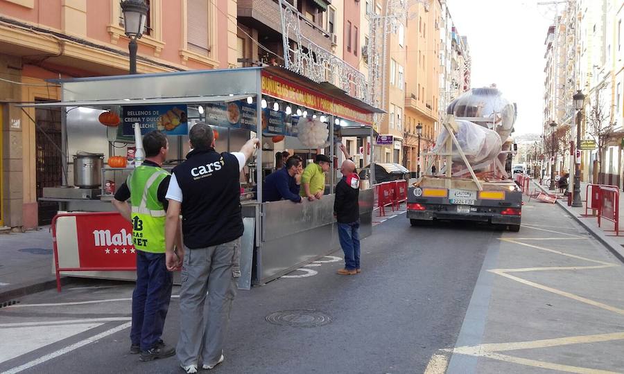 Fotos de los primeros ninots de las Fallas 2017 en las calles de Valencia