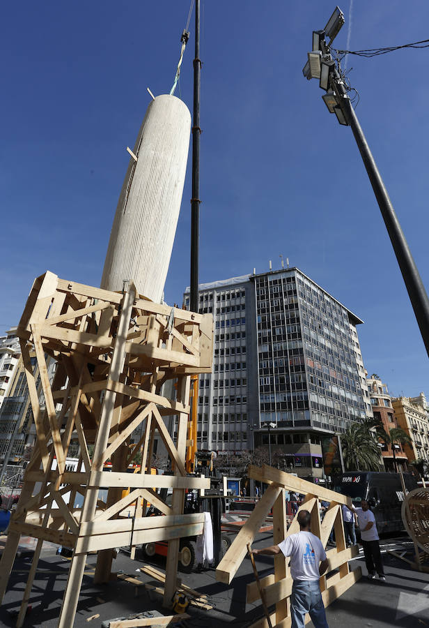 Fotos de la plantà de la falla del Ayuntamiento