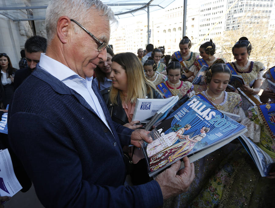 Fotos de la presentación del suplemento especial de Fallas de Las Provincias en el balcón del Ayuntamiento