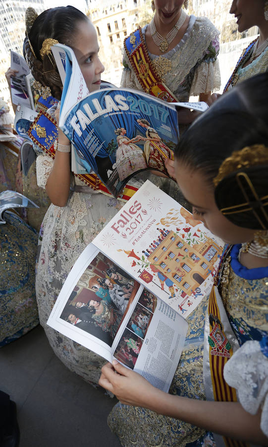 Fotos de la presentación del suplemento especial de Fallas de Las Provincias en el balcón del Ayuntamiento